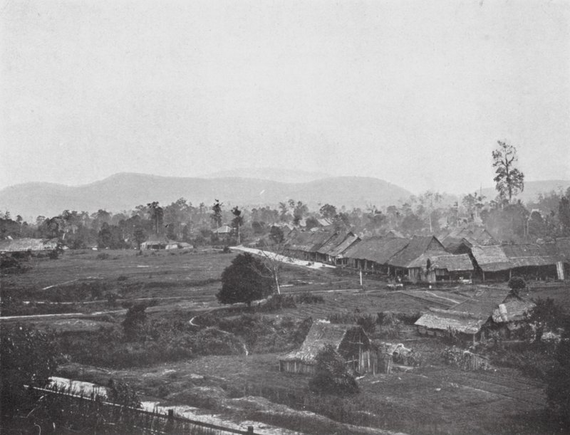 Kuala Lumpur w 1884 r., siedziba obecnych biur rządowych (zdjęcie czarno-białe) autorstwa English Photographer