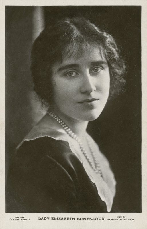 Lady Elizabeth Bowes-Lyon (zdjęcie czarno-białe) autorstwa English Photographer