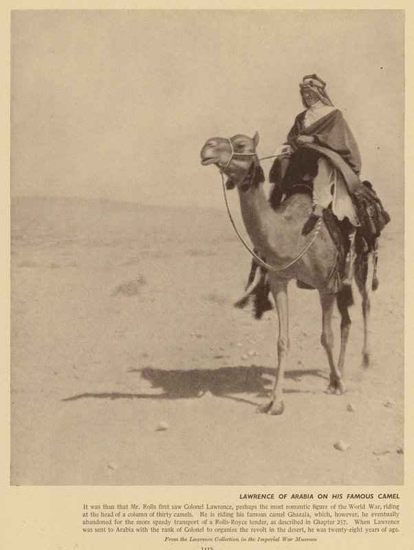 Lawrence z Arabii na słynnym wielbłądzie (zdjęcie czarno-białe) autorstwa English Photographer