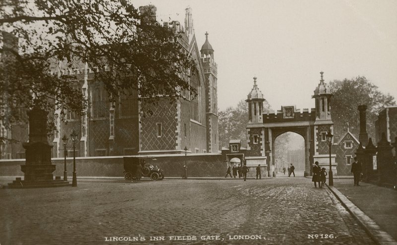 Lincolns Inn Fields Gate, Londyn autorstwa English Photographer