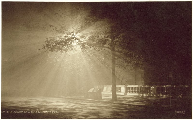 Nocna mgła w Londynie (zdjęcie czarno-białe) autorstwa English Photographer