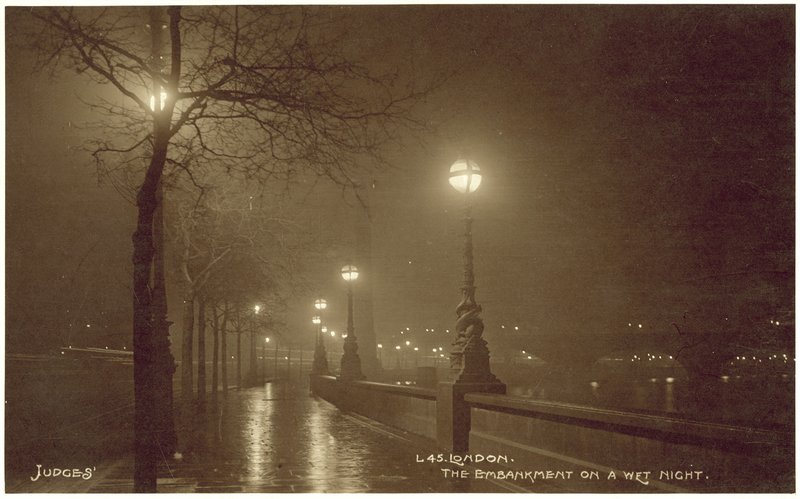 Londyn, Embankment w mokrą noc (zdjęcie czarno-białe) autorstwa English Photographer