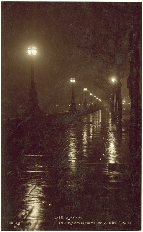 Londyn, Embankment w mokrą noc (zdjęcie czarno-białe) autorstwa English Photographer