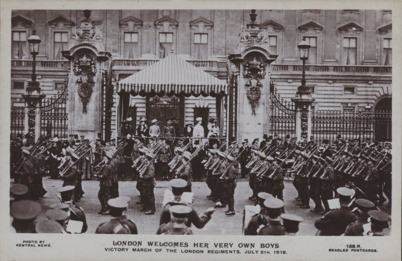 Londyn wita swoich własnych chłopców, Marsz zwycięstwa pułków londyńskich, 5 lipca 1919 (zdjęcie czarno-białe) autorstwa English Photographer