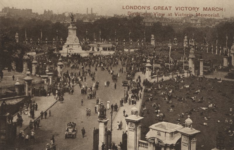 Londyński Wielki Marsz Zwycięstwa, widok z lotu ptaka na Victoria Memorial (zdjęcie czarno-białe) autorstwa English Photographer