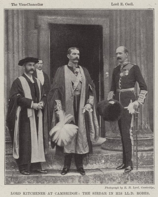 Lord Kitchener w Cambridge, Sirdar w swoich szatach LLD autorstwa English Photographer