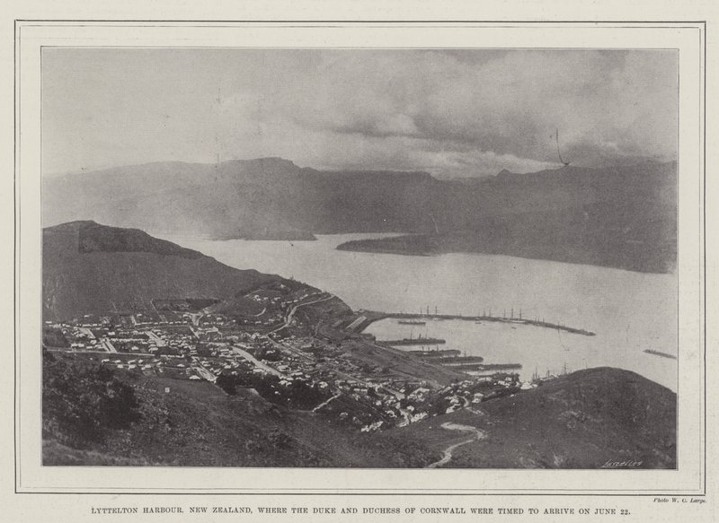 Port Lyttelton w Nowej Zelandii, do którego książę i księżna Kornwalii mieli przybyć 22 czerwca autorstwa English Photographer