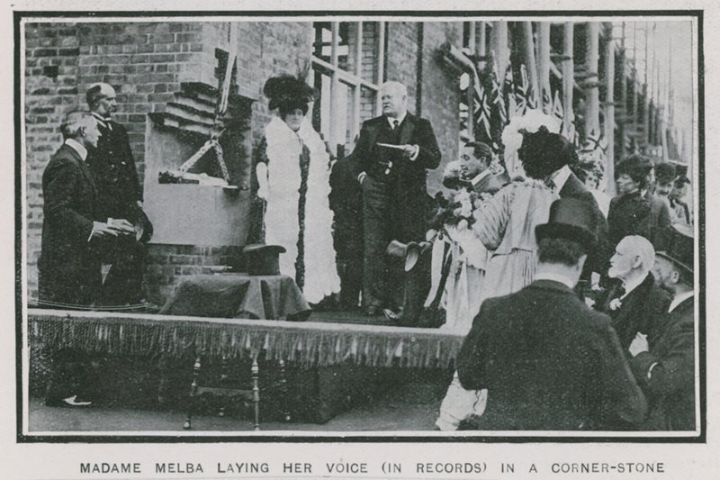 Madame Melba zapisuje swój głos w kamieniu węgielnym autorstwa English Photographer