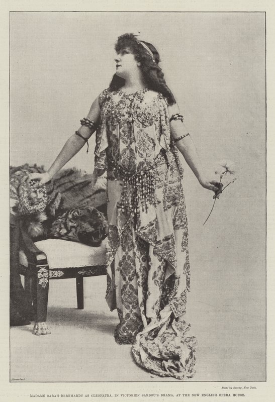 Madame Sarah Bernhardt jako Kleopatra w Victorien Sardous Drama, w New English Opera House autorstwa English Photographer