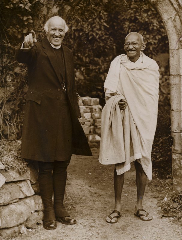 Mahatma Gandhi, indyjski przywódca ruchu na rzecz niepodległości od rządów brytyjskich (zdjęcie czarno-białe) autorstwa English Photographer