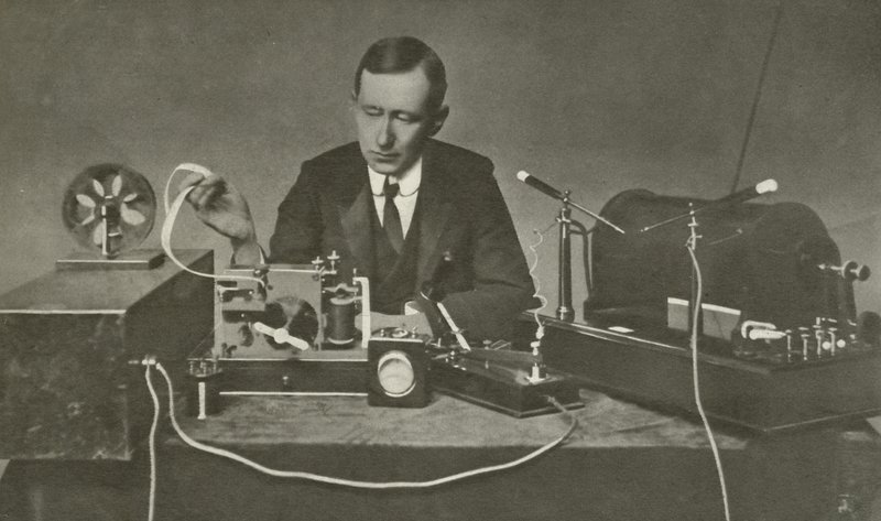 Marconi z wczesnym aparatem bezprzewodowym (zdjęcie czarno-białe) autorstwa English Photographer