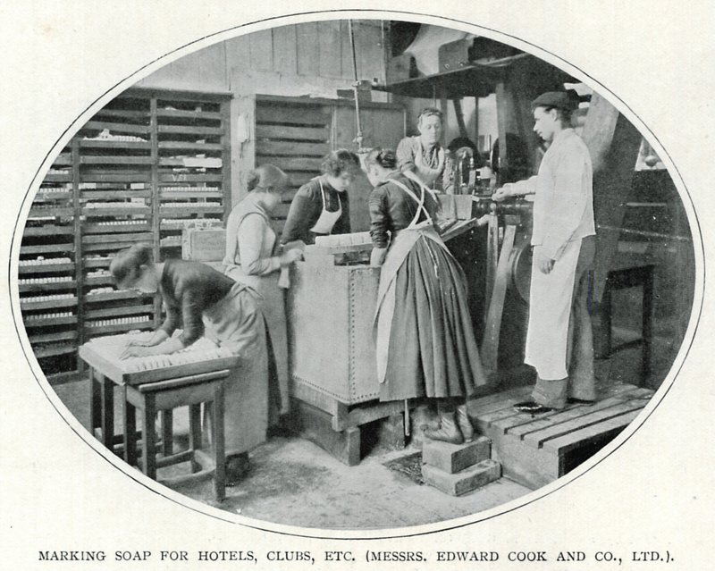 Mydło do znakowania hoteli, klubów itp. (Panowie Edward Cook and Co., Ltd.) (zdjęcie czarno-białe) autorstwa English Photographer