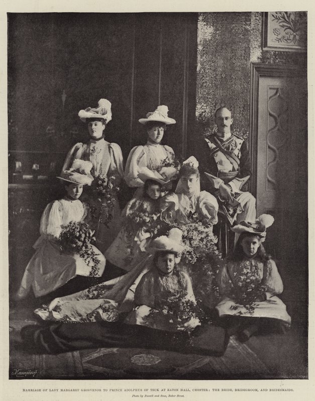 Ślub Lady Margaret Grosvenor z księciem Adolfem z Teck w Eaton Hall, Chester, panna młoda, pan młody i druhny autorstwa English Photographer