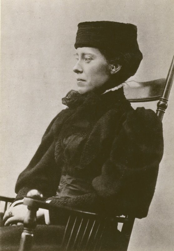 Mary Kingsley, portret, siedzi, w kapeluszu (zdjęcie czarno-białe) autorstwa English Photographer