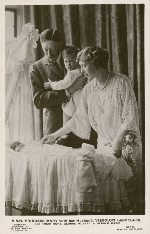Mary, Princess Royal i jej mąż, wicehrabia Lascelles, z synami, Georgem i Geraldem (zdjęcie czarno-białe) autorstwa English Photographer