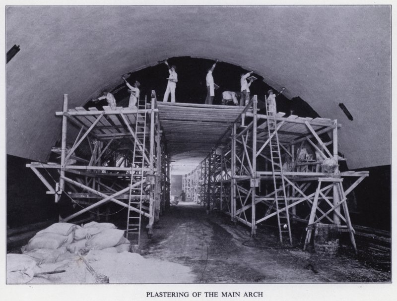 Tunel Mersey: Tynkowanie łuku głównego (zdjęcie czarno-białe) autorstwa English Photographer