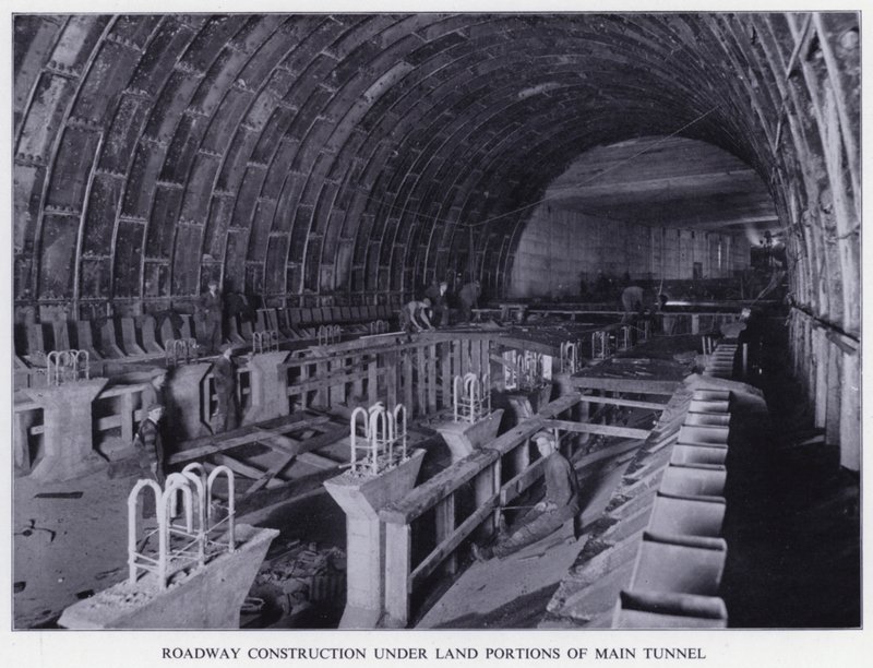 Tunel Mersey: Budowa jezdni pod częściami lądowymi głównego tunelu (zdjęcie czarno-białe) autorstwa English Photographer