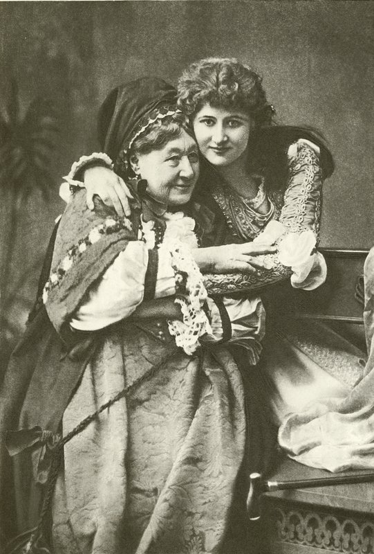 Miss Mary Anderson i pani Stirling jako Julia i pielęgniarka (wklęsłodruk) autorstwa English Photographer
