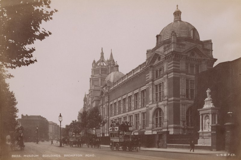 Budynki muzealne, Brompton Road, Londyn autorstwa English Photographer