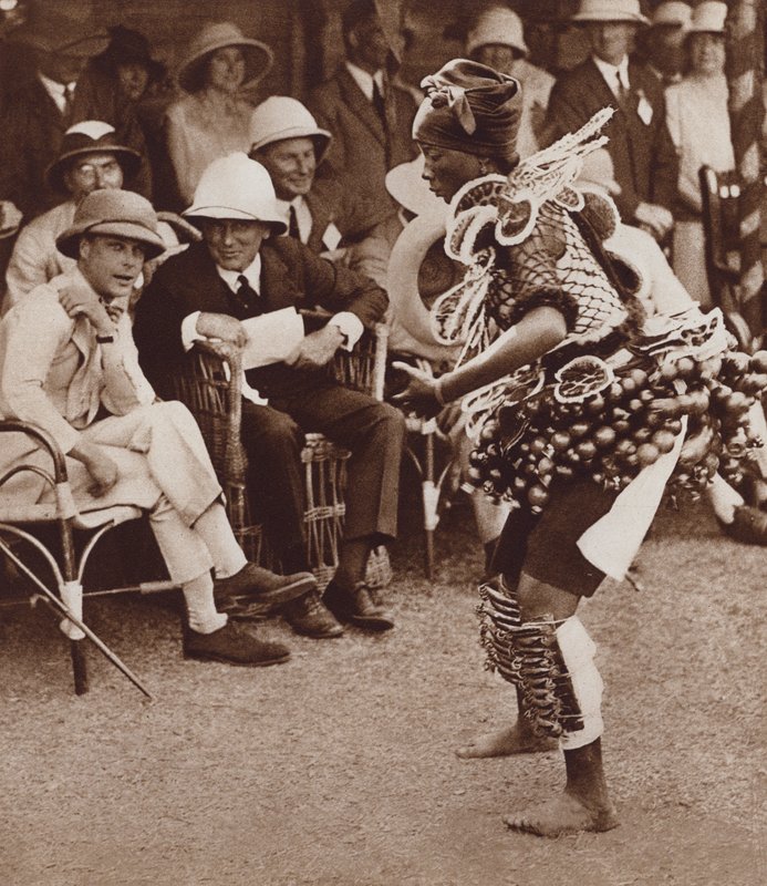 Rdzenna piękność w Freetown w Sierra Leone, tańcząca przed przyszłym królem Edwardem VIII autorstwa English Photographer