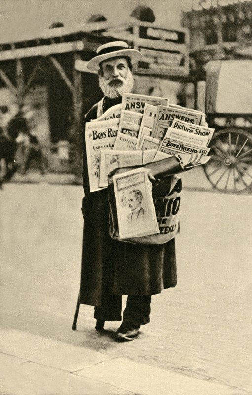 Sprzedawca gazet (zdjęcie czarno-białe) autorstwa English Photographer
