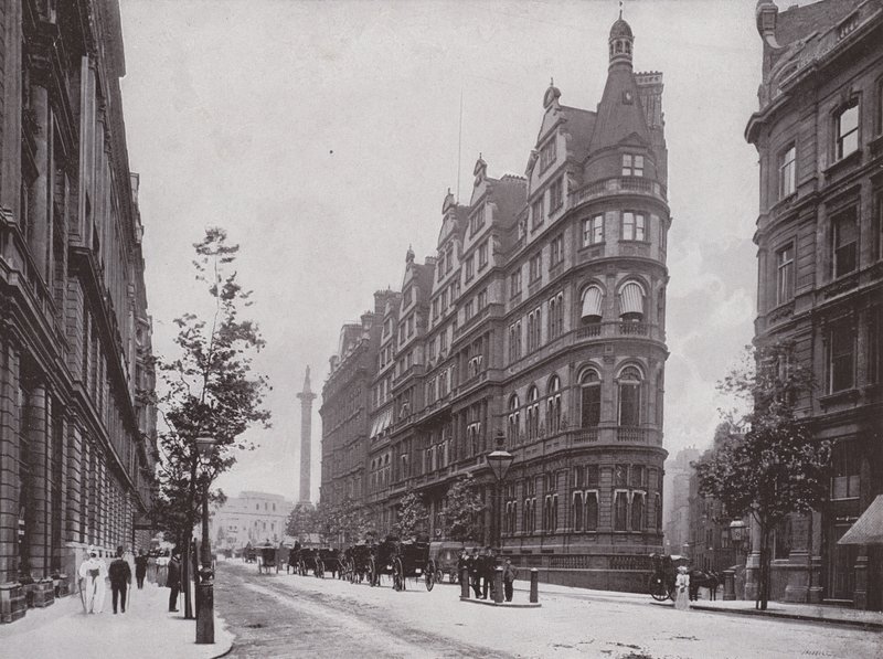 Northumberland Avenue, z Klubem Konstytucyjnym autorstwa English Photographer