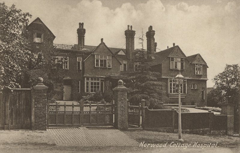 Norwood Cottage Hospital, niedaleko Londynu (zdjęcie czarno-białe) autorstwa English Photographer