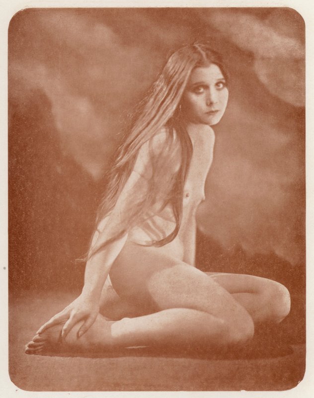 Sztuka nudystów: Dolores (zdjęcie czarno-białe) autorstwa English Photographer