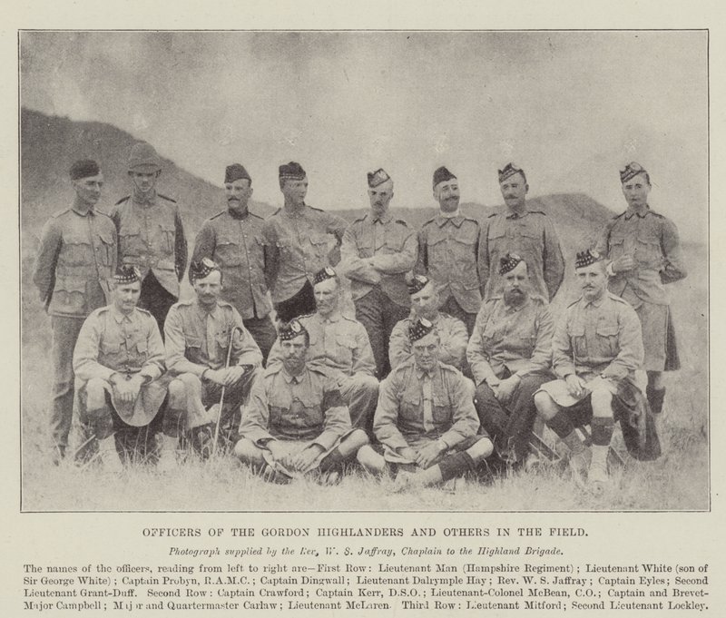 Oficerowie Gordon Highlanders i inni w terenie autorstwa English Photographer