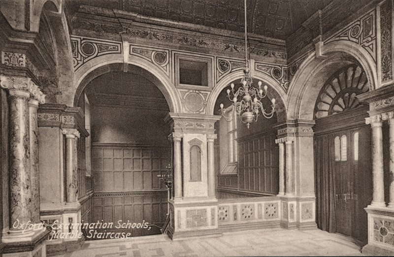Oksfordzkie szkoły egzaminacyjne, marmurowe schody (zdjęcie czarno-białe) autorstwa English Photographer