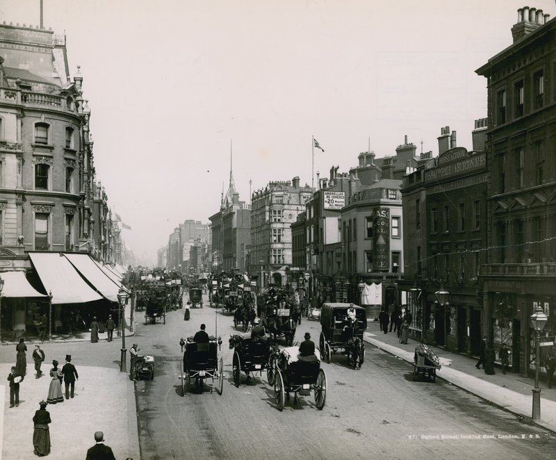 Oxford Street, Londyn, patrząc na wschód autorstwa English Photographer
