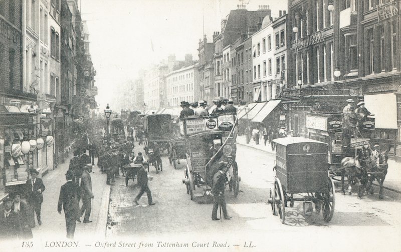 Oxford Street widziana z Tottenham Court Road autorstwa English Photographer