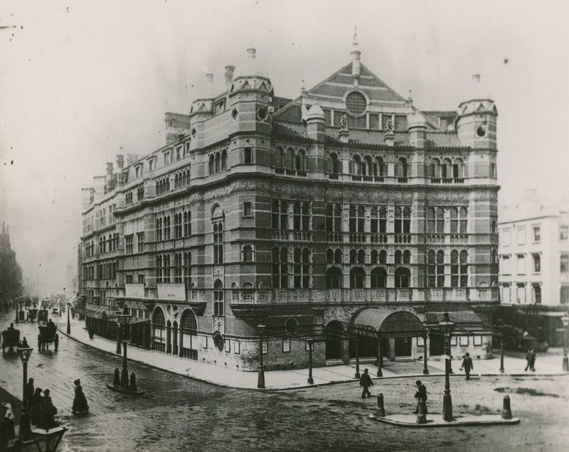 Palace Theatre, Cambridge Circus, Londyn autorstwa English Photographer