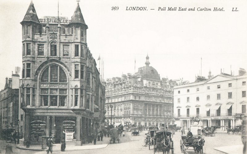 Pall Mall East i hotel Carlton autorstwa English Photographer