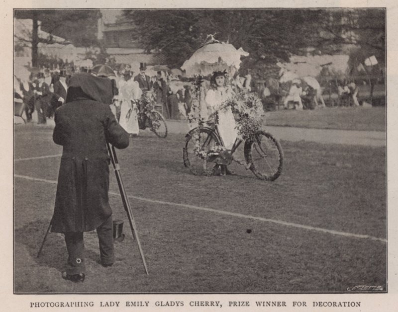 Fotografowanie Lady Emily Gladys Cherry, laureatki nagrody za dekoracje autorstwa English Photographer