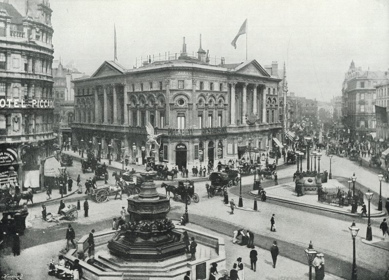 Piccadilly Circus, pokazujący fontannę Shaftesbury Memorial i pawilon londyński (zdjęcie czarno-białe) autorstwa English Photographer
