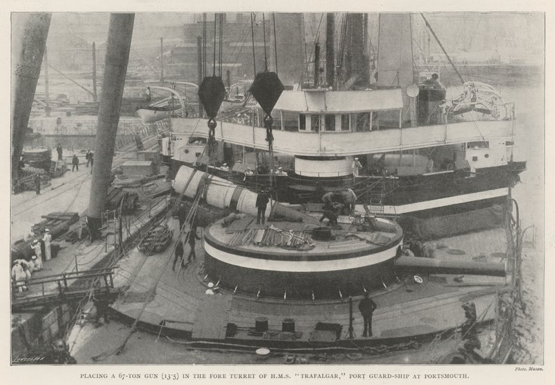 Umieszczenie 67-tonowego działa (13,5) w przedniej wieży HMS Trafalgar, statek Port Guard w Portsmouth autorstwa English Photographer