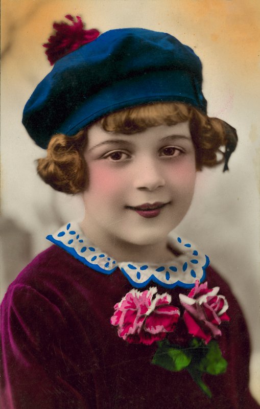 Portret młodej dziewczyny w niebieskim kapeluszu (zdjęcie kolorowe) autorstwa English Photographer