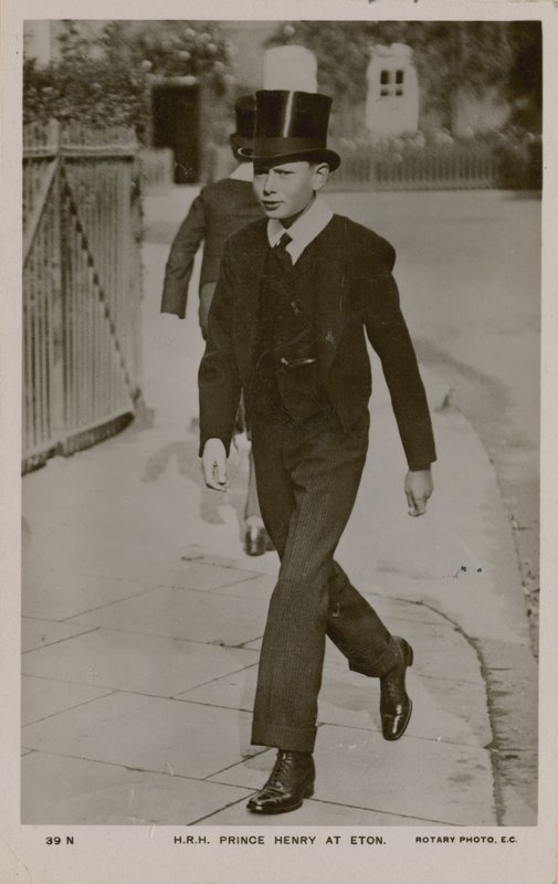 Pocztówka z 1913 roku przedstawiająca księcia Henryka w Eton. autorstwa English Photographer