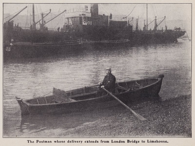 Listonosz, którego dostawa rozciąga się od London Bridge do Limehouse w łodzi na Tamizie w Londynie (zdjęcie czarno-białe) autorstwa English Photographer