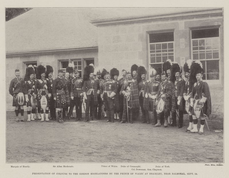 Prezentacja kolorów Gordon Highlanders przez księcia Walii w Braikley, niedaleko Balmoral, 18 września autorstwa English Photographer