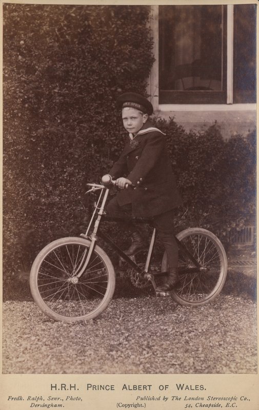 Książę Albert z Walii pozuje tylko rower autorstwa English Photographer