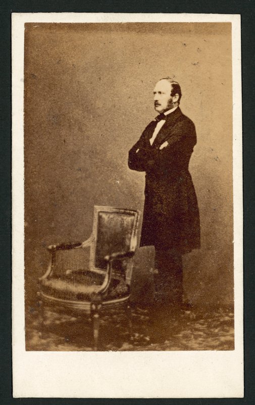 Książę Albert, stojący za krzesłem (zdjęcie czarno-białe) autorstwa English Photographer