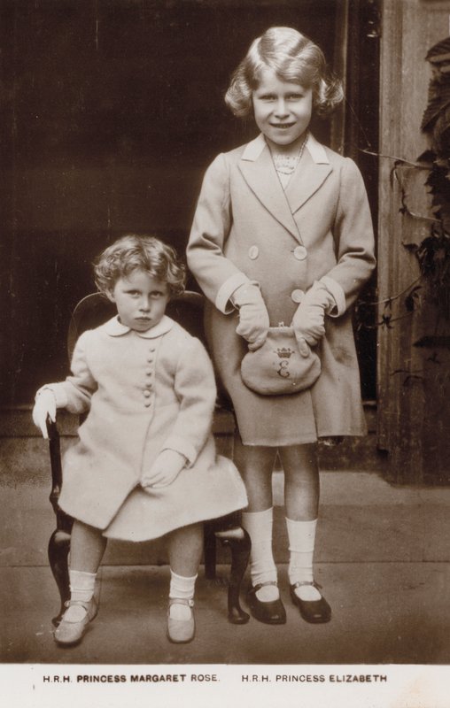 Księżniczka Elżbieta (późniejsza królowa Elżbieta II) i księżniczka Małgorzata (zdjęcie czarno-białe) autorstwa English Photographer
