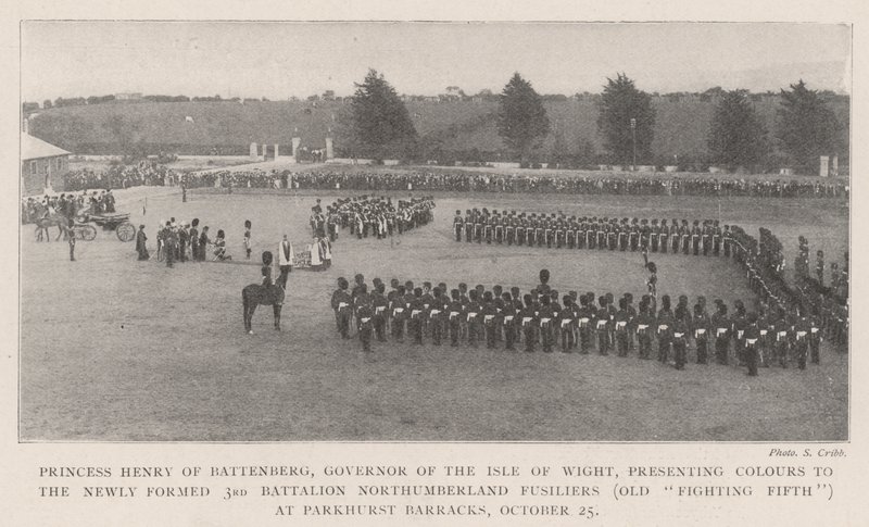 Księżniczka Henryka z Battenberg, gubernator Isle of Wight, przedstawia kolory nowo sformowanemu 3. batalionowi Northumberland Fisiliers (stary bojowy piąty) w koszarach Parkhurst, 25 października (bw ph autorstwa English Photographer