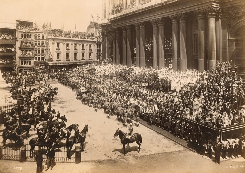 Królowa Wiktoria, procesja z okazji Diamentowego Jubileuszu dotarła do St Pauls, 1897 r. autorstwa English Photographer
