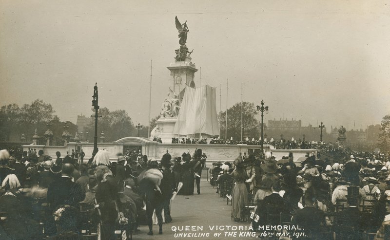 Pomnik Królowej Wiktorii, odsłonięcie przez króla, 16 maja 1911 autorstwa English Photographer