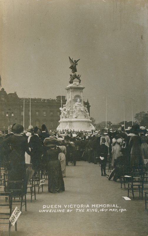 Pomnik Królowej Wiktorii, odsłonięcie przez króla, 16 maja 1911 autorstwa English Photographer