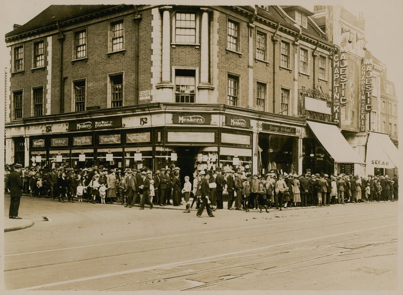 Kolejka po Charlie Chaplin w The Kid at The Majestic, High Street, Clapham, ok. 1921 autorstwa English Photographer