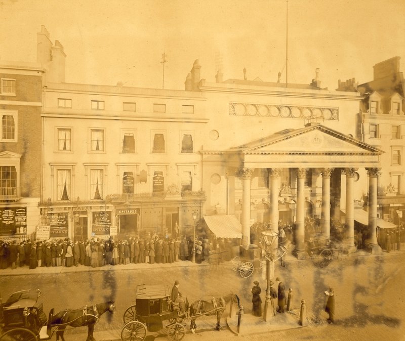 W kolejce na Haymarket w 1895 roku na pierwszą noc Trilby z udziałem Tree autorstwa English Photographer